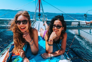 Von der Insel Brač aus: Katamaran Tour mit Essen & Getränken