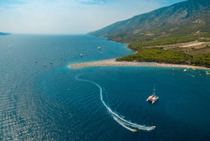 Von der Insel Brač aus: Katamaran Tour mit Essen & Getränken