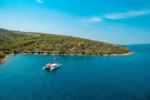 Von der Insel Brač aus: Katamaran Tour mit Essen & Getränken