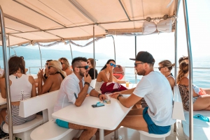 Von der Insel Brač aus: Katamaran Tour mit Essen & Getränken