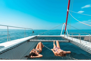 Von der Insel Brač aus: Katamaran Tour mit Essen & Getränken