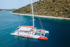 Von der Insel Brač aus: Katamaran Tour mit Essen & Getränken