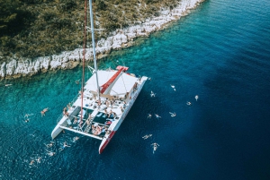 Von der Insel Brač aus: Katamaran Tour mit Essen & Getränken
