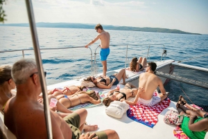 Von der Insel Brač aus: Katamaran Tour mit Essen & Getränken