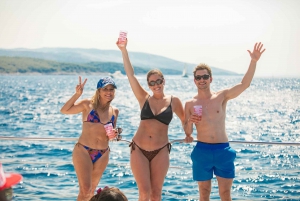 Von der Insel Brač aus: Katamaran Tour mit Essen & Getränken