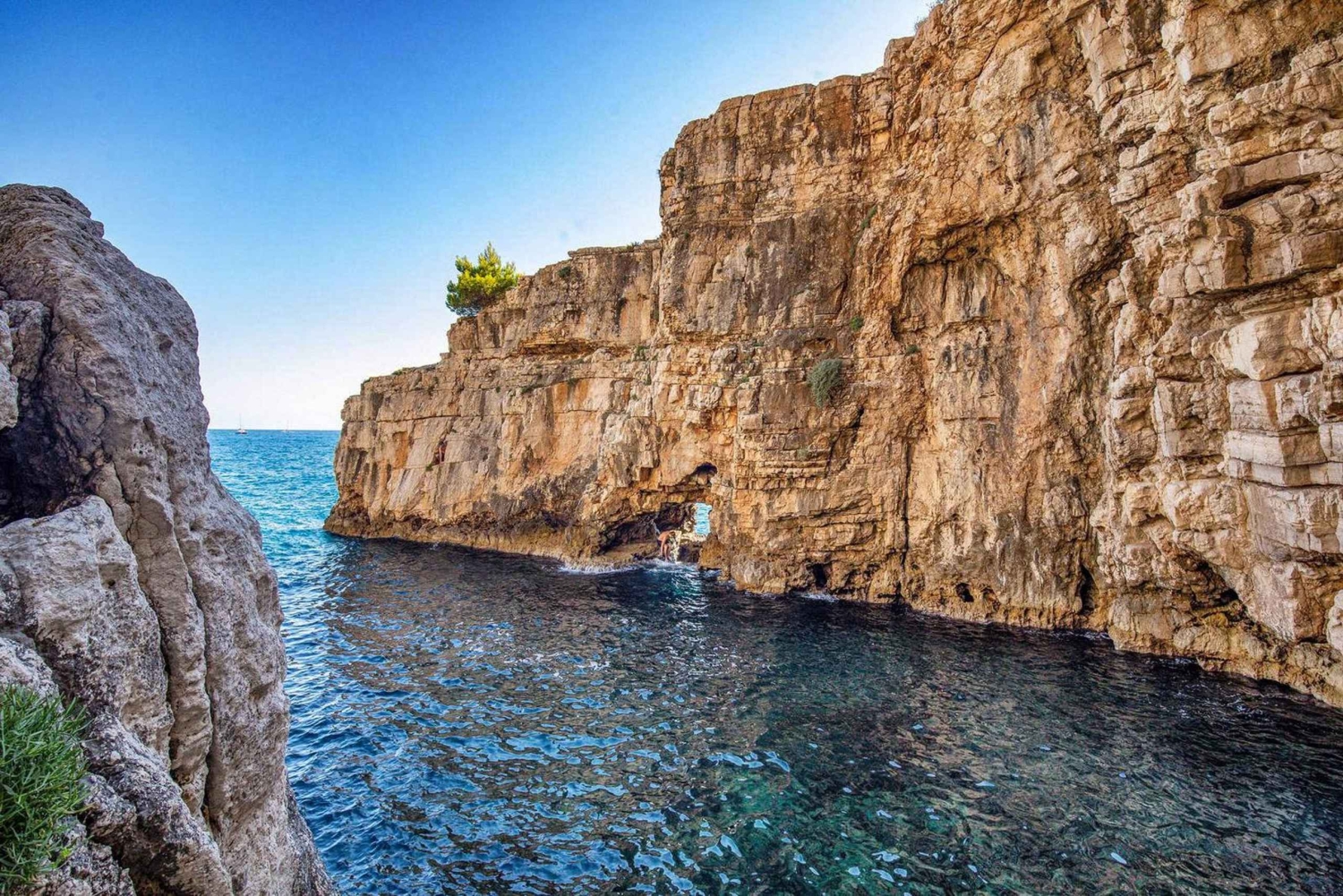 ファザーナから海の洞窟、隠された島、崖など...。