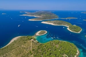 Desde Hvar: Excursión en Grupo a la Cueva Azul y las Islas Pakleni