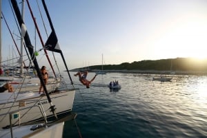 Von Hvar aus: Pakleni Inseln & Rote Felsen Komfort Segelboot Tour