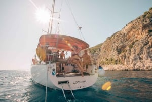 De Hvar: Ilhas Pakleni e Red Rocks Comfort Sailboat Tour