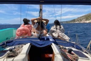 Från Hvar: Pakleniöarna och Red Rocks bekväm segelbåtstur