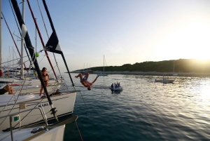 Desde Hvar: Islas Pakleni y Rocas Rojas Excursión en Velero Comfort