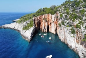Au départ de Hvar : Visite privée des îles Pakleni, de la grotte bleue et de Vis....