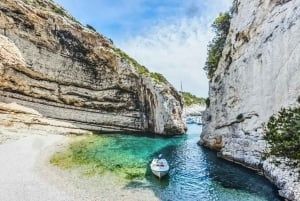 Au départ de Hvar : Visite privée des îles Pakleni, de la grotte bleue et de Vis....