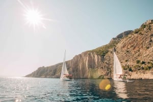 De Hvar: Passeio de barco para as Ilhas Pakleni em um iate confortável