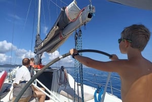 De Hvar: Passeio de barco para as Ilhas Pakleni em um iate confortável