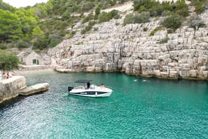 Von Makarska aus: Hvar Island North Shore Speedboat Tour