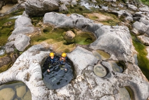 De Omis: canyoning básico no rio Cetina / fotos grátis