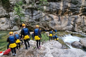 De Omis: canyoning básico no rio Cetina / fotos grátis