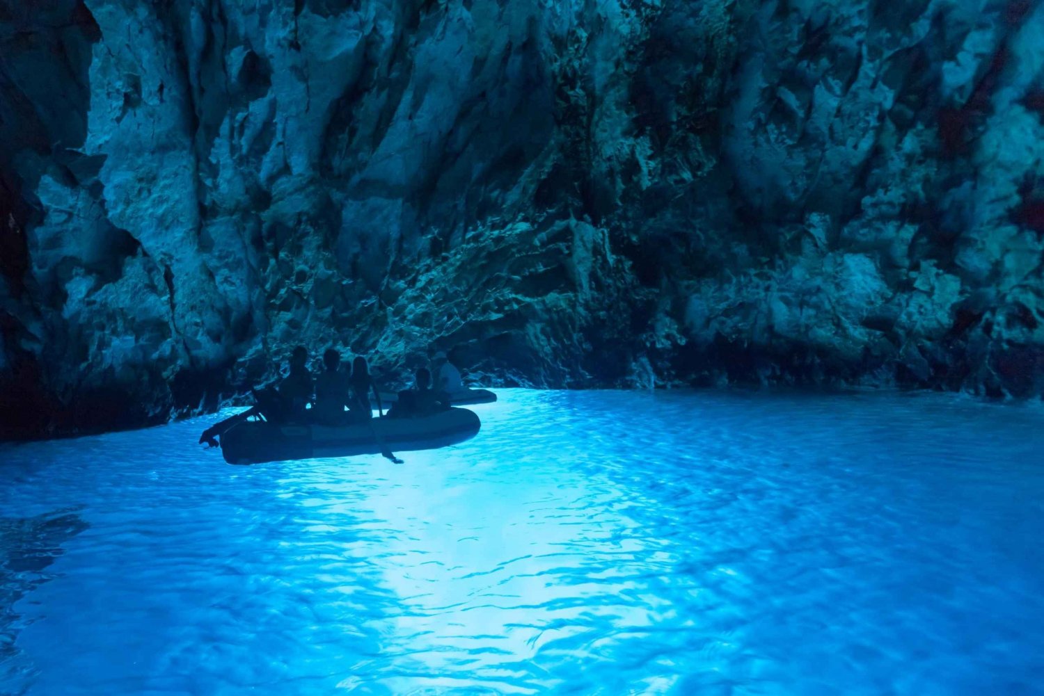 Desde Omis: tour en lancha motora de Cueva Azul y 5 islas