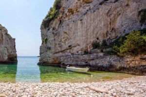 Från Omiš: Blå grottan och 5 öar på rundtur med motorbåt