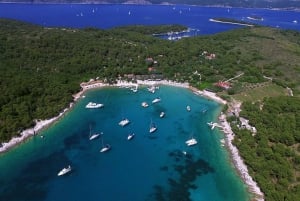Från Omiš: Blå grottan och 5 öar på rundtur med motorbåt