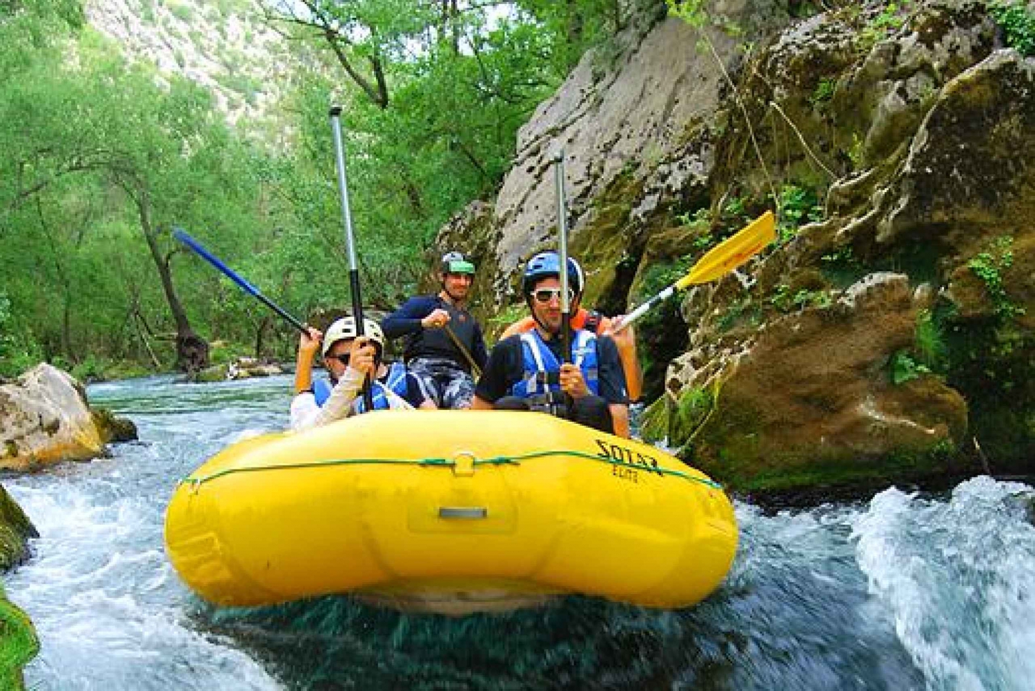 De Omiš: excursão de meio dia de rafting no rio Cetina