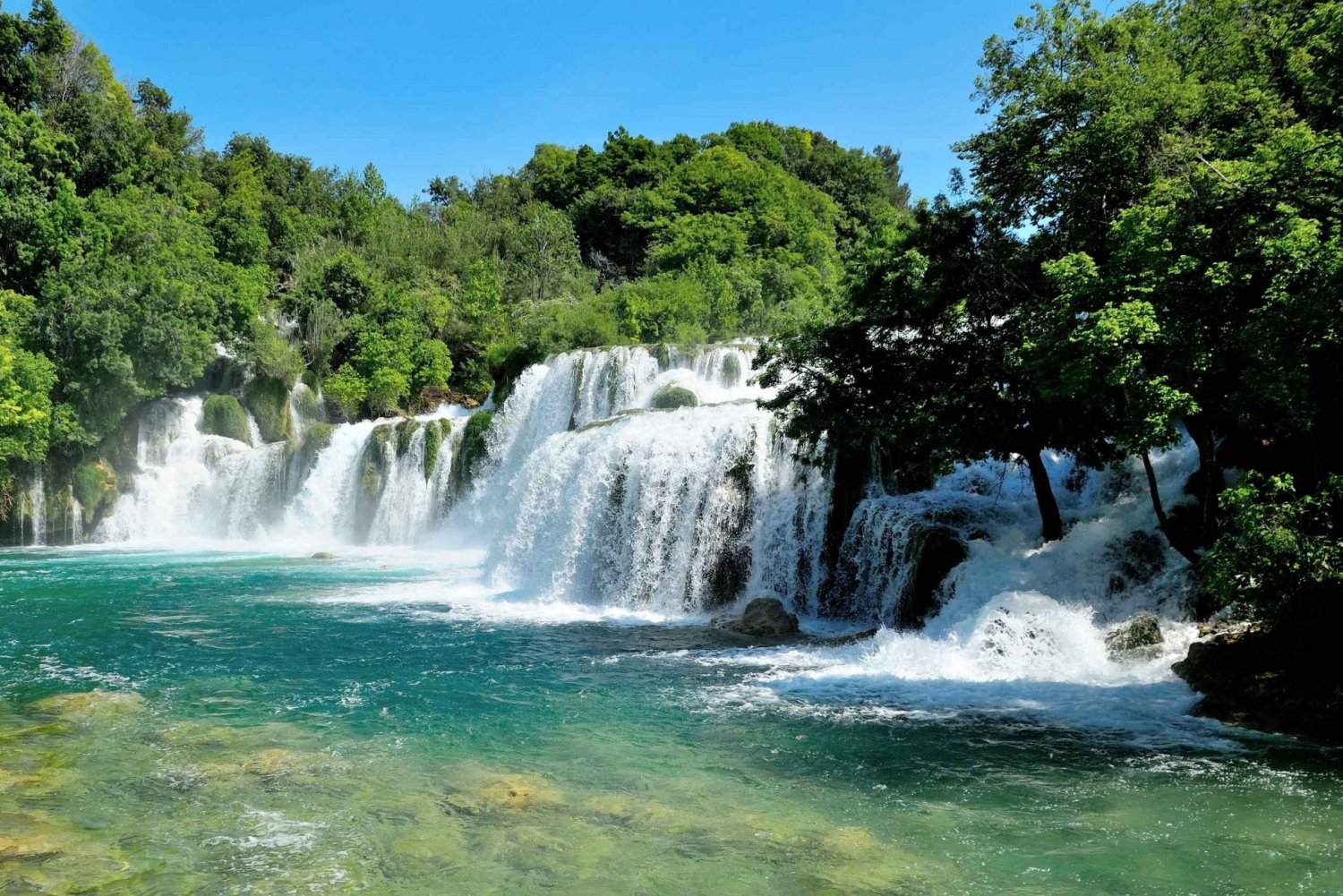 Van Omiš: Krka-watervallen en Trogir-tour met kleine groepen