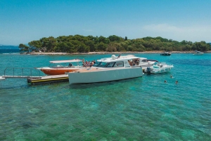 スプリット発：ブルーラグーンと3つの島を巡る半日ボートツアー