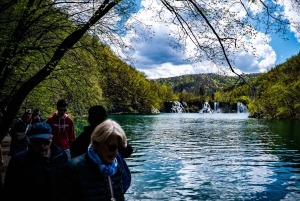 Da Spalato/Trogir: Tour guidato di gruppo dei Laghi di Plitvice