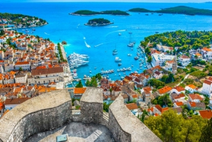 Desde Split: Excursión en lancha rápida por la Cueva Azul y las 5 Islas