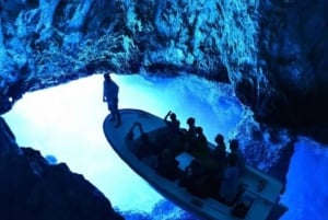 Desde Split: Excursión en barco por la Cueva Azul y las 6 Islas con snorkel