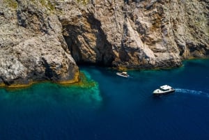 Desde Split: Cueva Azul y Hvar en barco de lujo