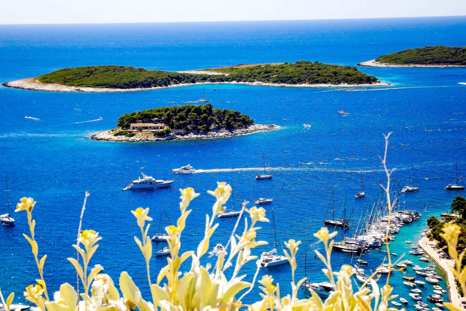 Fra Split: Den blå grotten og Hvar – guidet tur med luksusbåt