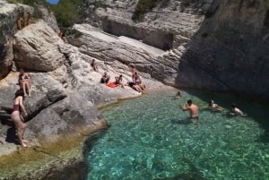 Desde Split: Cueva Azul, Mamma Mia, Hvar y tour en barco por las 5 islas