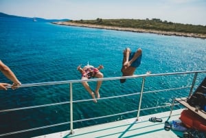 Desde Split: Excursión en barco por la Laguna Azul y las Islas con almuerzo