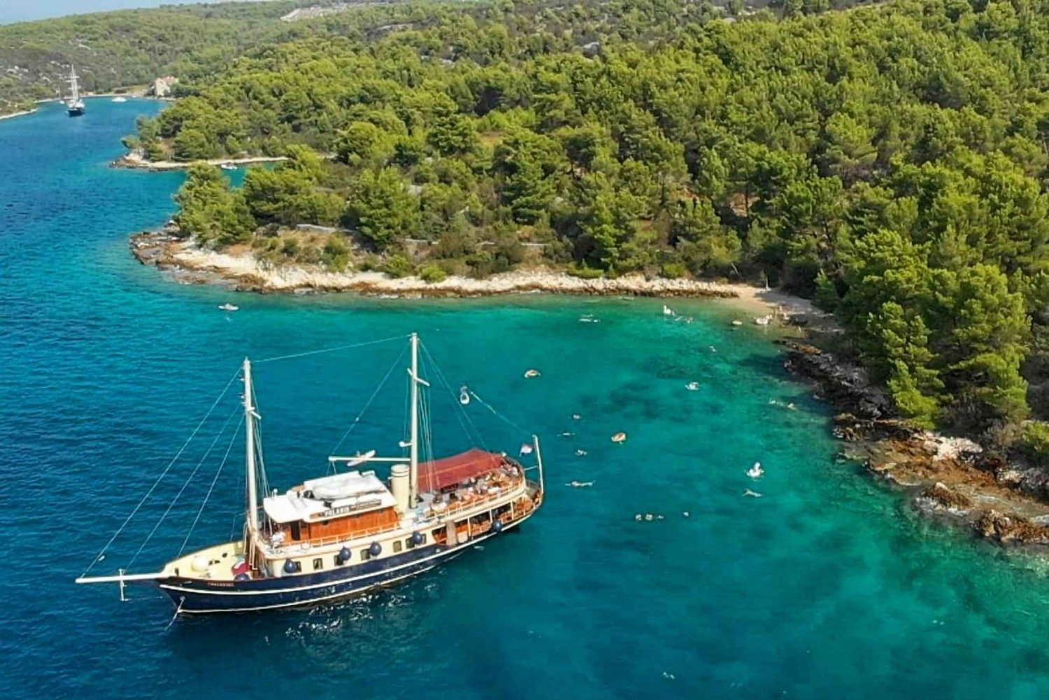 Vanuit Split: cruise op het eiland Brač en Šolta met zwemmen