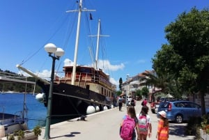 Ab Split: Inselbootsfahrt nach Brač und Šolta mit Schwimmen