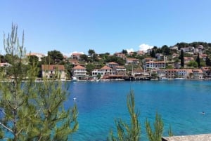 Ab Split: Inselbootsfahrt nach Brač und Šolta mit Schwimmen