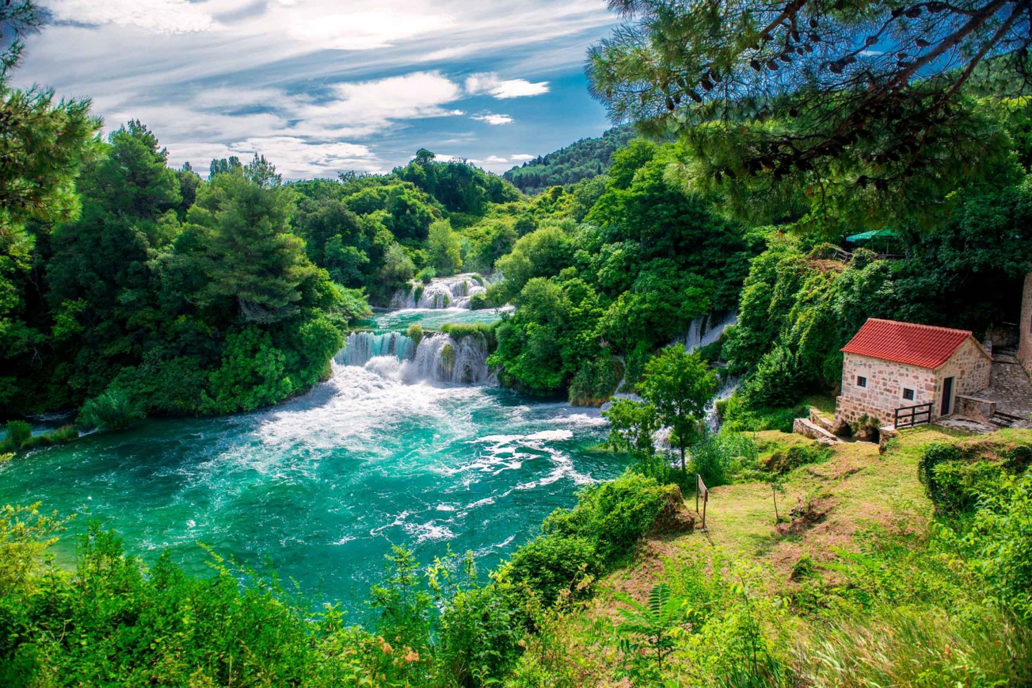 Von Split aus: Krka Wasserfälle Tour mit Bootsfahrt & Schwimmen