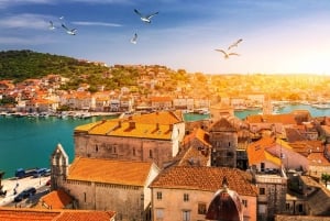 Vanuit Split: Krka watervallen cruise & Trogir wandeltour
