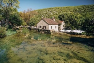 Von Split aus: Krka Wasserfälle, Essen & Weinverkostung Tour