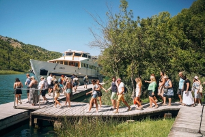 Desde Split: Cascadas de Krka, Tour de Degustación de Comida y Vino