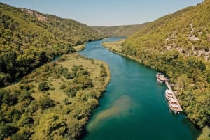 Von Split aus: Krka Wasserfälle, Essen & Weinverkostung Tour