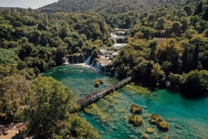 Da Spalato: Tour delle cascate di Krka, degustazione di cibo e vino