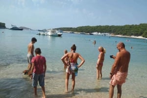 Desde Split: Excursión en barco de lujo con cabina a la Cueva Azul y Hvar