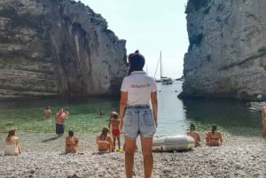 Ze Splitu: rejs luksusową łodzią kabinową do Błękitnej Jaskini i Hvaru