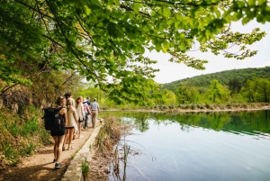 Van Split of Trogir: Plitvice Meren Tour met toegangskaarten