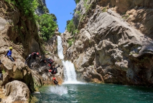 スプリットまたはザドヴァリェ発：ツェティナ川でのエクストリームキャニオニング