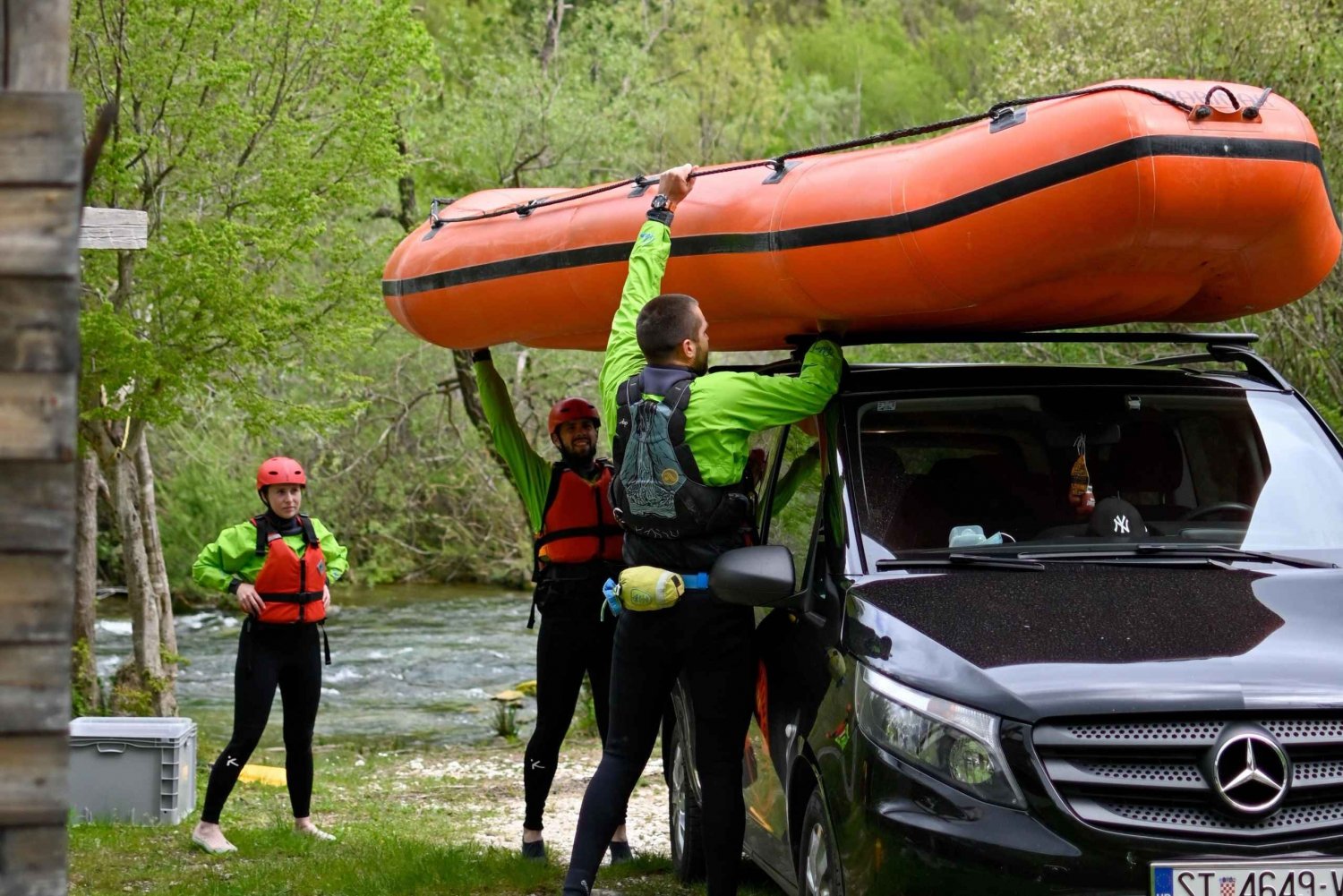 Split: Premium Rafting, grottutforskning, klipphoppning och picknick