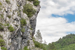 Split: Premium Rafting, grottutforskning, klipphoppning och picknick